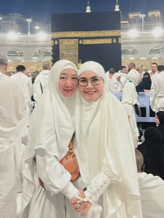 Sedangkan calon besannya konsisten dengan sling bag cokelat yang dibawanya dari Jakarta. [@mom_ayting92_]