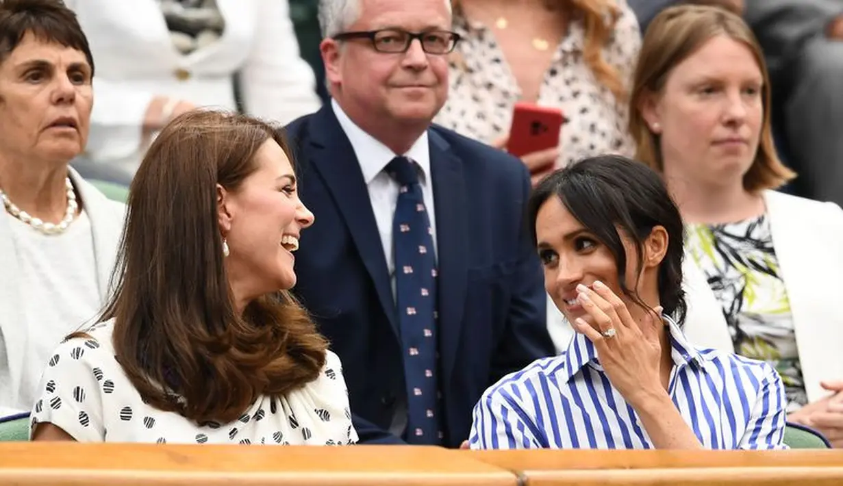 Terlihat dari foto-foto yang tertangkap kamera, keduanya bahagia menghabiskan waktu bersama. (GETTY IMAGES/CLIVE MASON/Cosmopolitan)