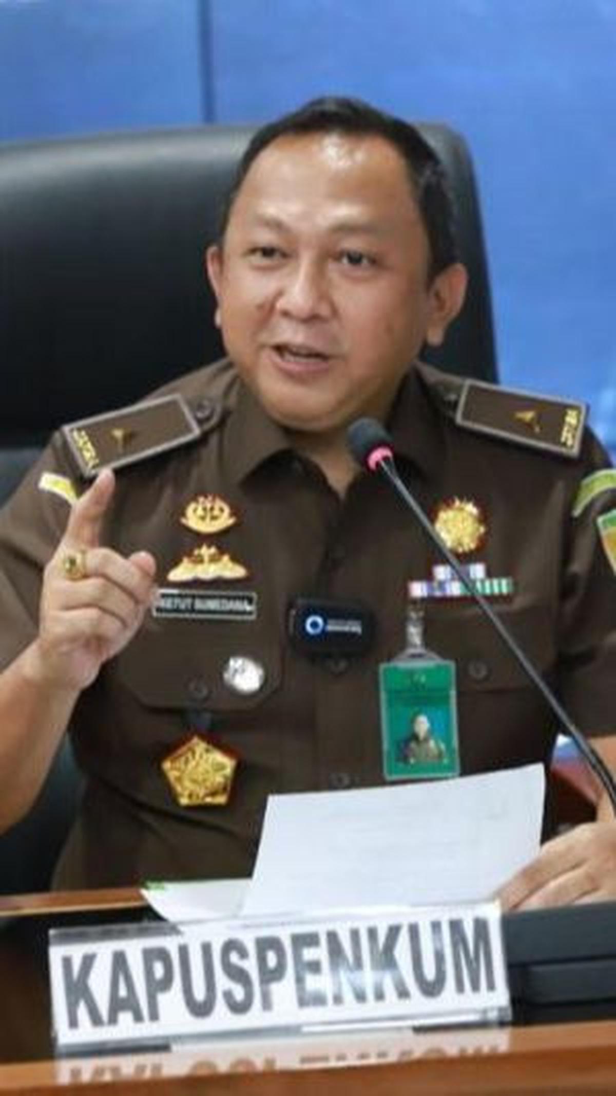 Kepala Pusat Penerangan Hukum (Kapuspenkum) Kejaksaan Agung Ketut Sumedana mengatakan, saksi yang diperiksa itu yakni FA, DM, KAR, R, ERL, AH, RK, SS, J, GS, DV, ER, AH, M, AS, SH, dan AH.