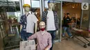 Manekin lengkap dengan baju dan APD berupa masker dan face shield menghiasi pintu masuk dan keluar di supermarket AEON Mall BSD City, Tangerang, Rabu (3/6/2020). Selama masa PSBB supermarket AEON beroperasi sejak pukul 08.00 - 20.00 WIB. (Liputan6.com/Fery Pradolo)