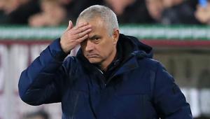 Pelatih, Tottenham, Jose Mourinho, memberikan isyarat kepada pemainnya dengan cara menyentuh kening saat pertandingan Tottenham melawan Burnley di laga Premier League (7/3/2020) lalu. (AFP/Lindsey Parnaby)