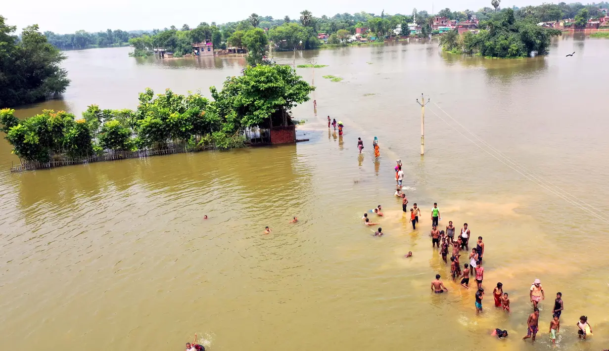 Pemandangan udara dari desa yang terdampak banjir di Distrik Darbhanga, Negara Bagian Bihar, India timur pada 26 Juli 2020. Sedikitnya 10 orang tewas dan hampir 1,5 juta orang terkena dampak akibat banjir di 11 distrik di Bihar, papar Departemen Manajemen Bencana Bihar. (Xinhua/Partha Sarkar)