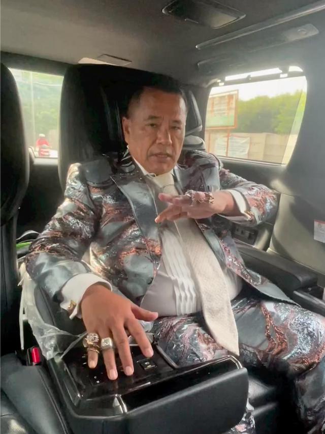 Unggahan Hotman Paris mengaku ditelepon Venna Melinda terkait dugaan KDRT Ferry Irawan. (Foto: Dok. Instagram @hotmanparisofficial)