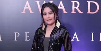 Ditengah kesibukannya menjalankan kuliah dan syuting, Prilly Latuconsina menyempatkan untuk menjalankan olahraga. Karena padatnya jadwal tiap harinya, ia menyempatkan waktu malam hari untuk berolahraga. (Adrian Putra/Bintang.com)