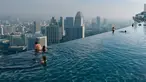 Kolam renang yang berada di Marina Bay Sands, Singapura ini memberikan anda sensasi berenang dengan ketinggian puluhan meter. Terbayang bukan gimana kalau anda melihat kebawah. (livedoor.blogimg.jp)
