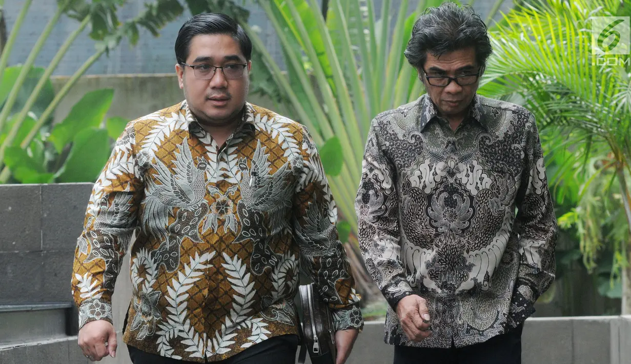 Dirut PT. Samantaka Batubara AM Rudi Herlambang (kanan) tiba untuk menjalani pemeriksaan di Gedung KPK, Jakarta, Selasa (30/4/2019). AM Rudi diperiksa sebagai saksi dalam kasus suap dugaan pembangunan PLTU Riau-1 yang menyeret Direktur Utama nonaktif PT PLN Sofyan Basir. (merdeka.com/Dwi Narwoko)