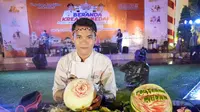 Advent, warga Jalan Danau Sipinggan, Medan Petisah, mengaku baru 2 tahun menekuni seni ukir buah (Istimewa)