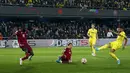 Penyerang Villarreal, Arnaut Danjuma (kanan) mencoba melakukan tembakan ke arah gawang Bayern Munchen pada pertandingan leg pertama perempat final Liga Champions di stadion La Ceramica di Vila-real, Kamis (7/4/2022). Villarreal menang tipis atas Bayern Munchen 1-0. (AP Photo/Alberto Saiz)