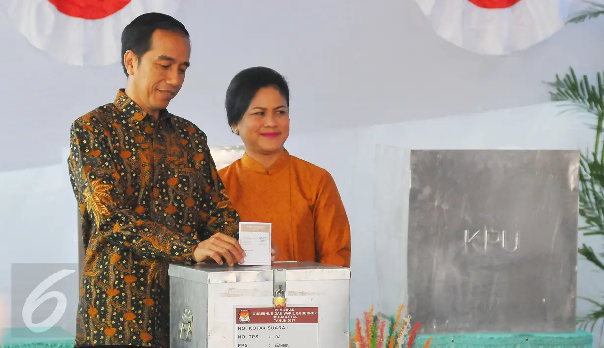 Presiden Joko Widodo didampingi Ibu negara Iriana memasukan surat suara pada Pilkada DKI 2017 di TPS IV, Jakarta, Rabu (15/2). Jokowi menggunakan hak suara untuk pemilihan Gubernur DKI Jakarta. (Liputan6.com/Angga Yuniar)