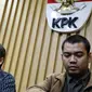 Juru bicara KPK Yuyuk Andrianti (kiri) memberikan keterangan pers di Gedung KPK, Jakarta, Sabtu (13/2). KPK sebelumnya menangkap tangan enam orang, termasuk Kasubdit Kasasi dan Peninjauan Kembali MA berinisial ATS. (Liputan6.com/Faizal Fanani)