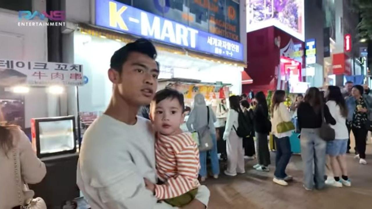 Potret Pratama Arhan Terus Gendong Rayyanza di Myeongdong Korea, Nagita Slavina 'Pengen Cepet Punya Anak