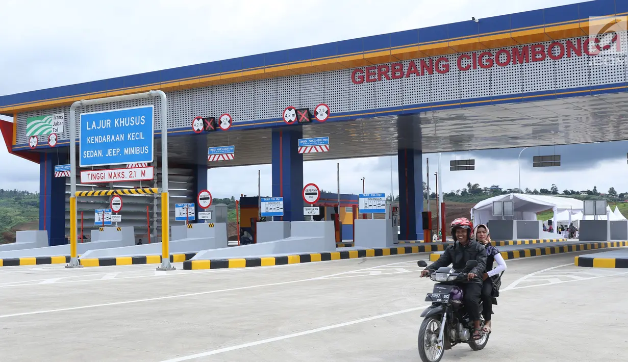 Warga menggunakan motor melintasi gerbang tol Cigombong I, Kab Bogor, Jabar, usai diresmikan, Sabtu (1/12). Tol Ciawi-Sukabumi memiliki total panjang 54 Km dibagi menjadi empat seksi, antara lain Seksi I Ciawi-Cigombong. (Liputan6.com/Helmi Fithriansyah)