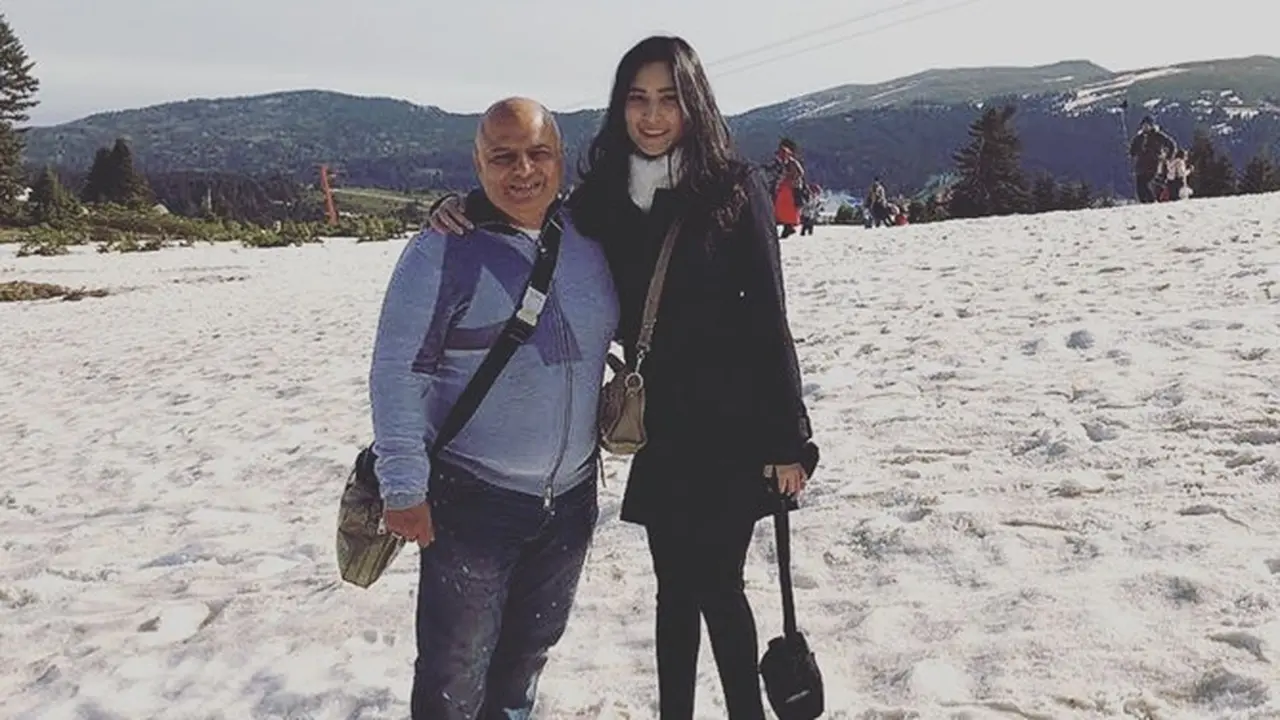 Jarang Tersorot, Ini 6 Momen Angbeen Rishi Bareng Ayahnya yang Berdarah India