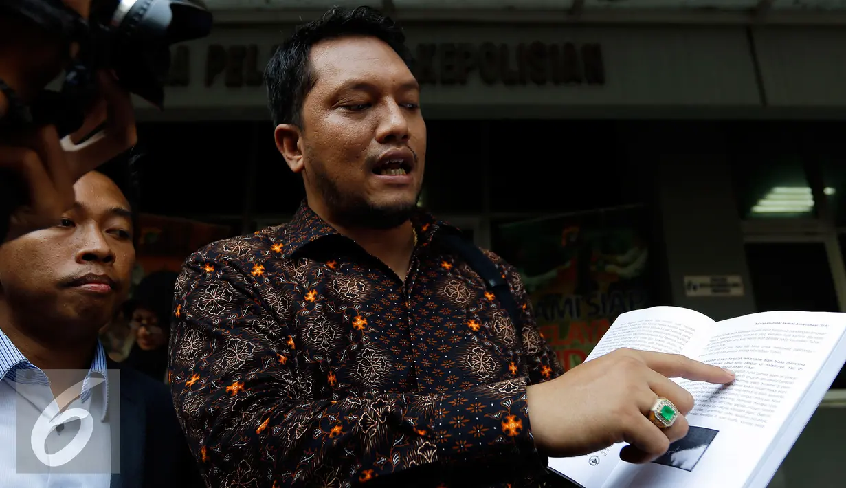 Kuasa hukum Yayasan Al Kahfi, Ramdan Alamsyah memperlihatkan Buku Program Pelajar Jakarta Berkarakter yang diterbitkan oleh Yayasan al Kahfi, Jakarta, Jumat (25/9/2015). (Liputan6.com/Yoppy Renato)