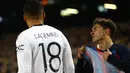 Ekspresi Pemain Barcelona, Gavi (kanan) setelah gagal melewati hadangan pemain Manchester United, Casemiro dalam pertandingan leg pertama play-off fase knockout Liga Europa 2022/2023 yang digelar di Stadion Spotify Camp Nou, Jumat (17/2/2023) dini hari WIB. (AP Photo/Joan Monfort)