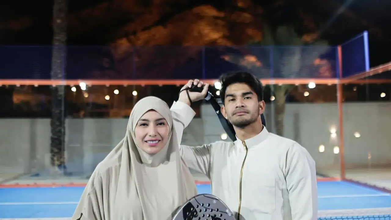 Gaya Syar’i Tyas Mirasih Main Padel, Tetap Sporty dan Kompak Bareng Suami