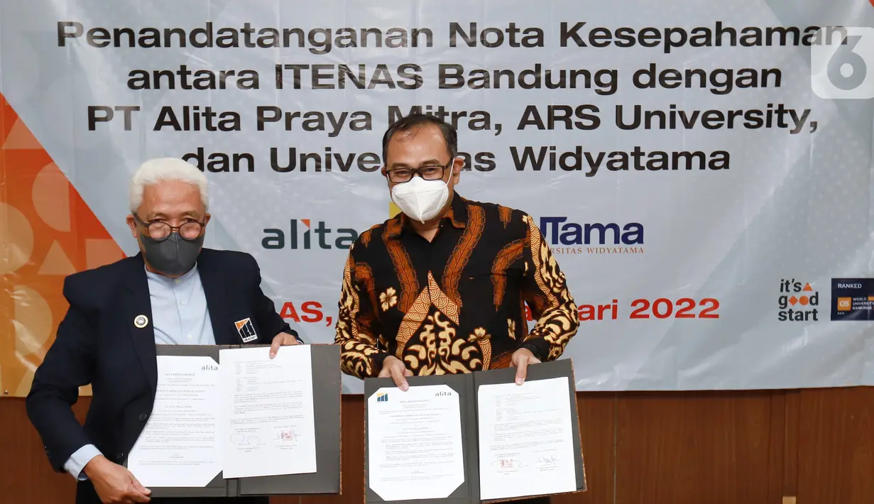 Direktur Utama PT Alita Praya Mitra Teguh Prasetya dan Rektor ARS University Purwadhi usai menandatangani naskah kerjasama di Bandung, Rabu (19/1/2022). Kolaborasi ini diharapkan bisa mempercepat pembangunan infrastruktur digital dengan bantuan dari mahasiswa terbaik. (Liputan6.com/HO/Alwi)