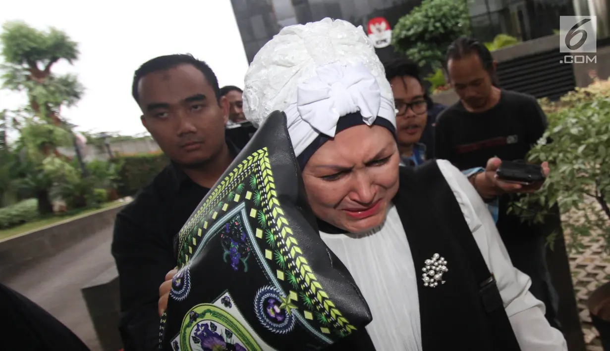 Tangis ibu tersangka Gubernur Jambi nonaktif Zumi Zola, Hermina usai menjalani pemeriksaan di Gedung KPK, Jakarta, Rabu (23/5). Hermina diperiksa terkait dugaan gratifikasi proyek di Pemprov Jambi tahun 2014-2017. (Liputan6.com/Herman Zakharia)