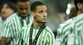 Ekspresi kecewa ditunjukkan pemain Real Betis, Antony setelah timnya gagal menjuarai UEFA Conference League akibat kalah dari Chelsea dalam laga final yang berlangsung di Tarczynski Arena, Wroclaw, Polandia, Kamis (29/05/2025) dini hari WIB. (AP Photo/Petr David Josek)