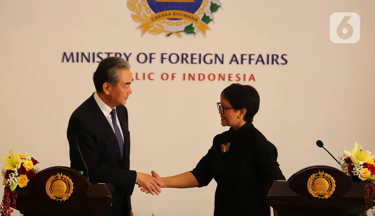 Menteri Luar Negeri Retno Marsudi (kanan) berjabat tangan dengan Menteri Luar Negeri China Wang Yi (kiri) usai melakukan pertemuan bilateral di Kantor Kementerian Luar Negeri, Jakarta, Kamis (18/4/2024). (merdeka.com/Imam Buhori)