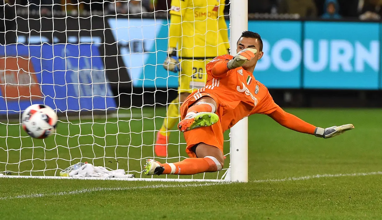 Emil Audero Mulyadi masih memiliki peluang untuk tampil bersama Timnas Italia senior bersaing dengan Gianluigi Donnarumma dan kawan-kawan, meskipun peluang mewujudkan mimpi tersebut sangatlah tipis. (AFP/Paul Crock)
