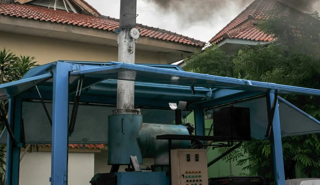 Kepulan asap hitam pekat hasil pembakaran barang bukti sabu keluar dari cerobong alat insulator, Jakarta, Selasa (15/12). 164 kg sabu dimusnahkan dari hasil pengungkapan 5 kasus berbeda dengan cara dibakar. (Liputan6.com/Yoppy Renato)