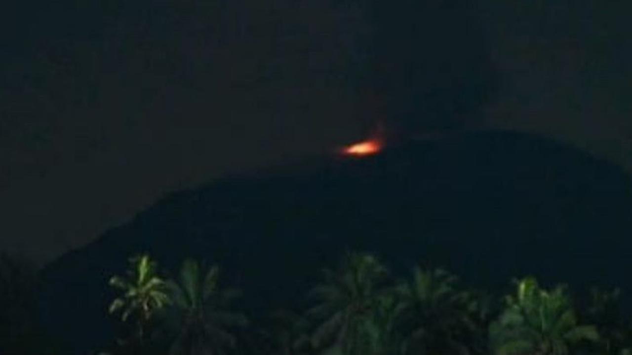 Gunung Ibu Kembali Erupsi Disertai Semburan Lava Pijar