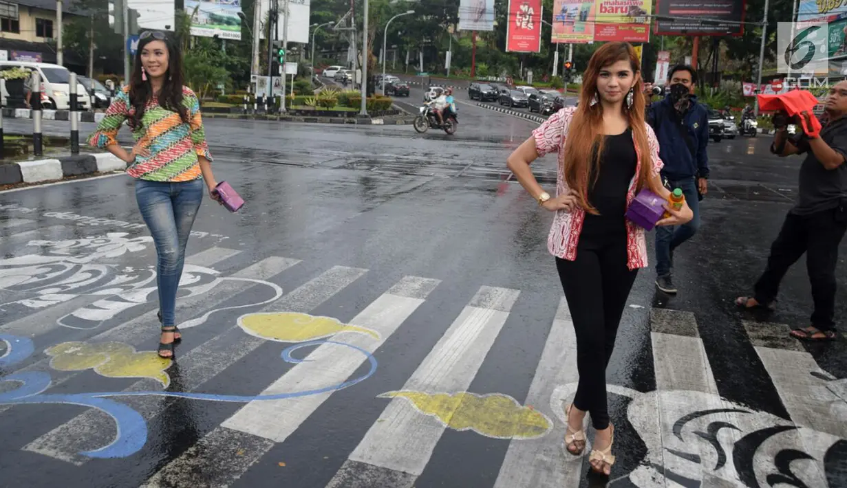 Para model dari Bayu Ramli Modeling bergaya saat membagikan takjil di perempatan Jalan Pahlawan, Semarang, Jawa Tengah, Jumat, (18/5). Acara ini merupakan bagian dari kegiatan amal para model. (Liputan6.com/Gholib)