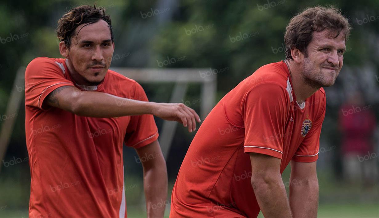 1. Rodrigo Tosi (kanan), penyerang asal Brasil ini sudah malang melintang di klub beberapa negara Asia Tenggara. Dirinya sempat bermain untuk Brunei DPMM dan juga Tampines Rovers untuk musim lalu. (Bola.com/Vitalis Yogi Trisna)
