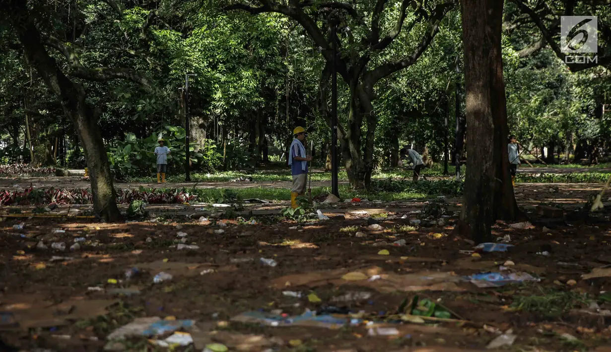 Petugas membersihkan sisa sampah bekas laga Final Piala Presiden 2018 di area Stadion Utama Gelora Bung Karno, Jakarta, Senin (19/10). Kebanyakan sampah yang ada adalah bungkus makanan dan botol minuman yang dibiarkan tercecer. (Liputan6.co/Faizal Fanani)