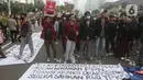 Ratusan Mahasiswa dari berbagai universitas melakukan aksi unjuk rasa di kawasan Patung Kuda, Jakarta Pusat, Senin (4/11/2022). Sejumlah mahasiswa meramaikan kawasan Patung Kuda dalam aksi demo 11 April ini. (Liputan6.com/Helmi Fithriansyah)