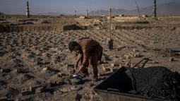 Buruh Afghanistan bekerja di sebuah pabrik batu bata di Deh Sabz, di pinggiran Kabul, Afghanistan, Minggu (26/9/2021). Buruh biasanya menghasilkan sekitar Rp 125 ribu per harinya. (AP Photo/Bernat Armangue)