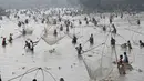 Ratusan warga ikut ambil bagian dalam acara menjaring ikan pada perayaan Festival Bhogali Bihu di Danau Goroimari, sekitar 50 km dari Guwahati di India, Sabtu (13/1). Festival ini dirayakan di negara bagian Assam, India.  (AFP PHOTO / Biju Boro)