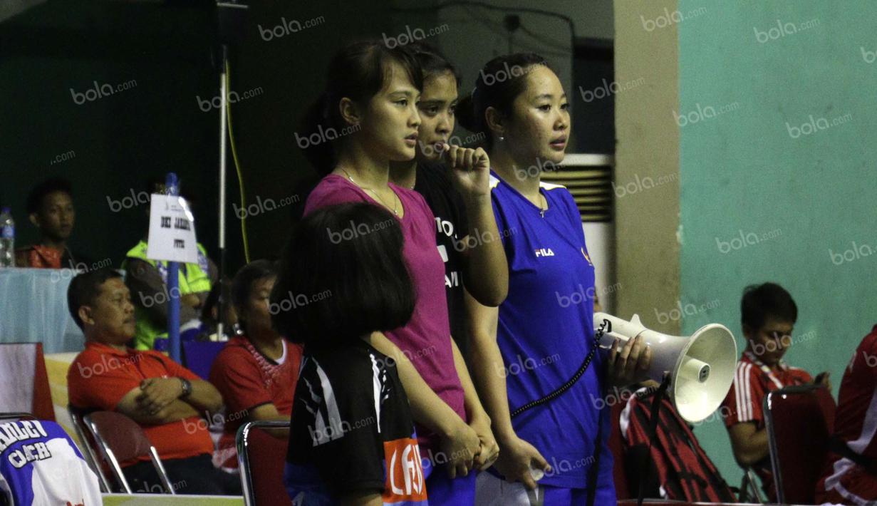 Sebelum berbaur dengan para suporter, Hanna Ramadini (kiri), Gregoria Mariska, dan Tiara Rosalia Nuraidah, pun sudah menyemangati rekannya bertanding melawan tim putri DKI Jakarta dari bangku pemain. (Bola.com/Arief Bagus)