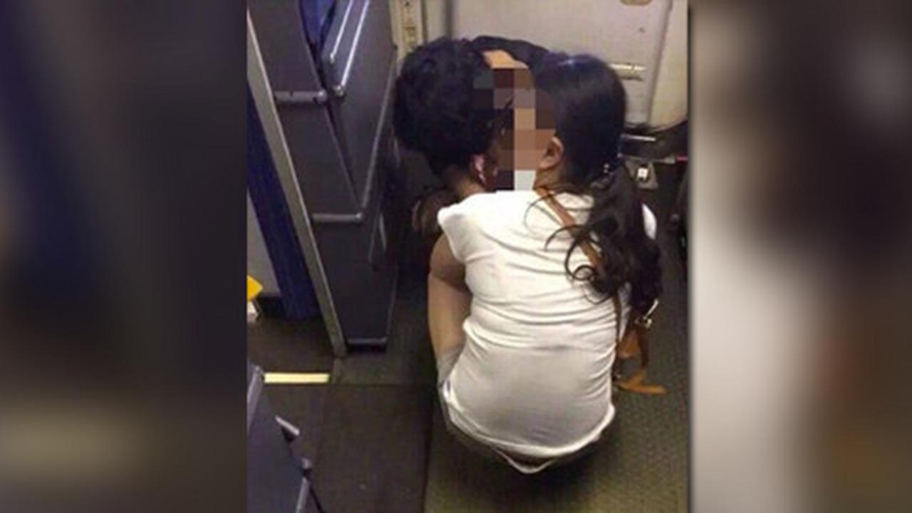 Toilet sempit, orangtua suruh anak buang air di kabin