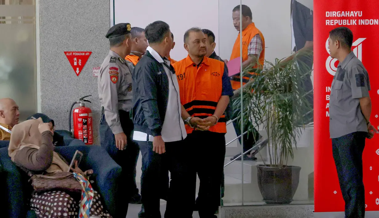 Bupati Pemalang Anom Widiyantoro berjalan menuju mobil tahanan usai menjalani pemeriksaan di Gedung Merah Putih KPK, Jakarta, Kamis  (30/7/2026).  (KLY/ Arie Basuki)