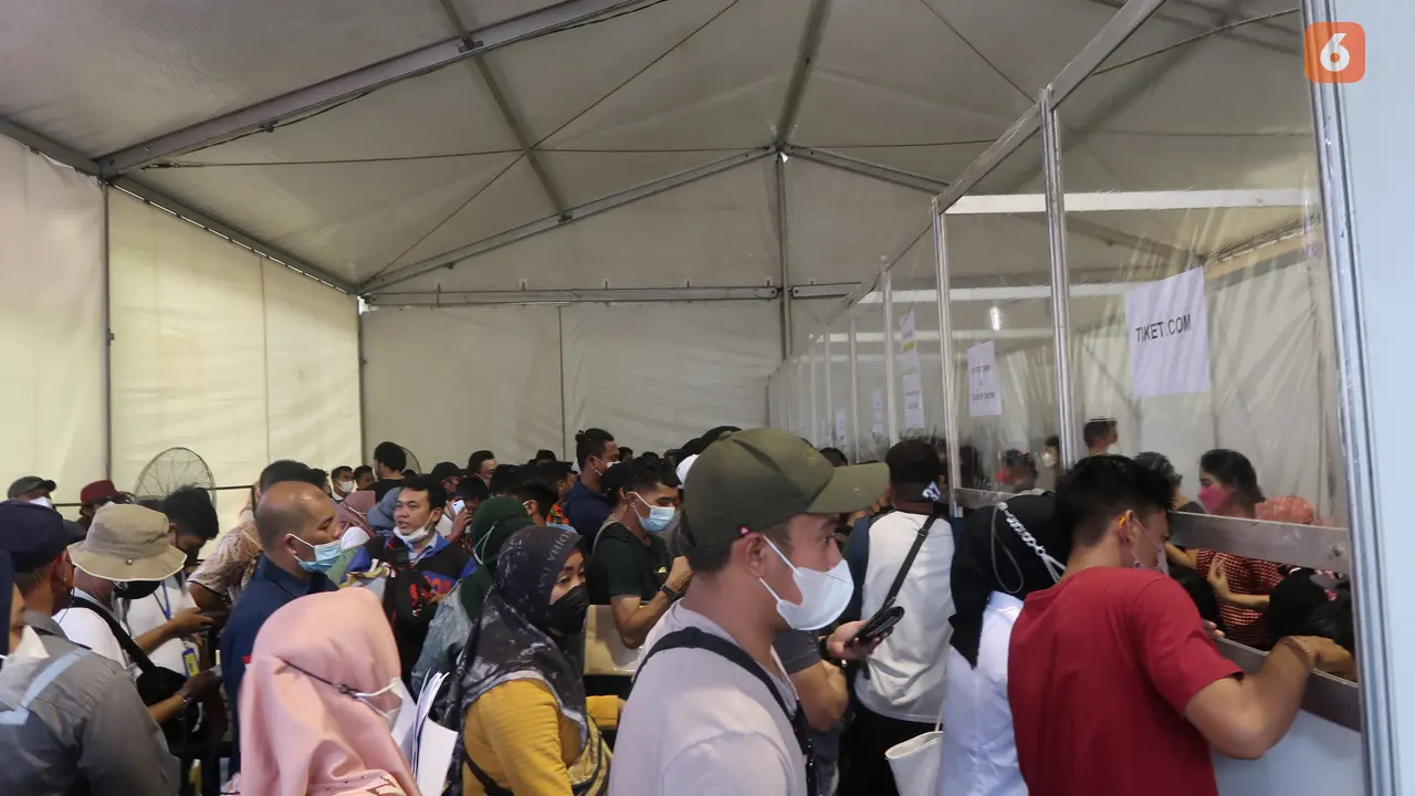 Foto: Penukaran Tiket Nonton MotoGP Mandalika Mengular, Calon Penonton Rela Antri Berjam-jam