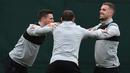 Kapten Liverpool, Jordan Henderson (kanan) saat berlatih lbersama rekan-rekannya di Melwood Training Ground, Liverpool, (3/4/2018). Liverpool akan menjamu Manchester City pada leg pertama Liga Champions. (AFP/Paul Ellis)