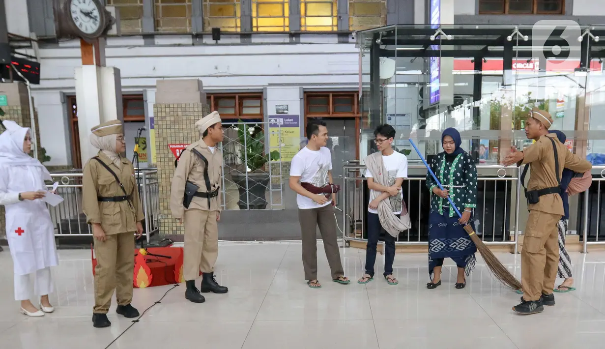 Aksi teatrikal digelar dalam rangka memperingati Hari Pahlawan. (Liputan6.com/Herman Zakharia)