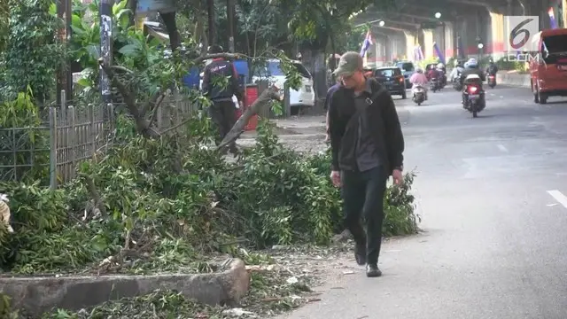 Di ruas jalan DI Panjaitan terlihat sampah ranting pohon yang tidak kunjung dibersihkan