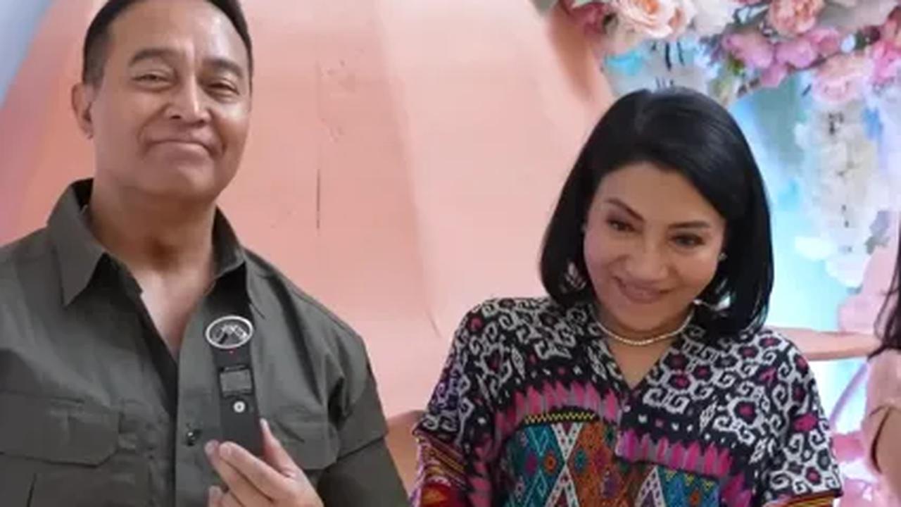 "Grandpa tahu kamu akan menjadi anak yang pintar, kamu akan berprestasi di sekolah dan kamu akan menjadi seseorang yang membuat kami bangga. Okay, happy birthday Anna," ujar Andika.<br>