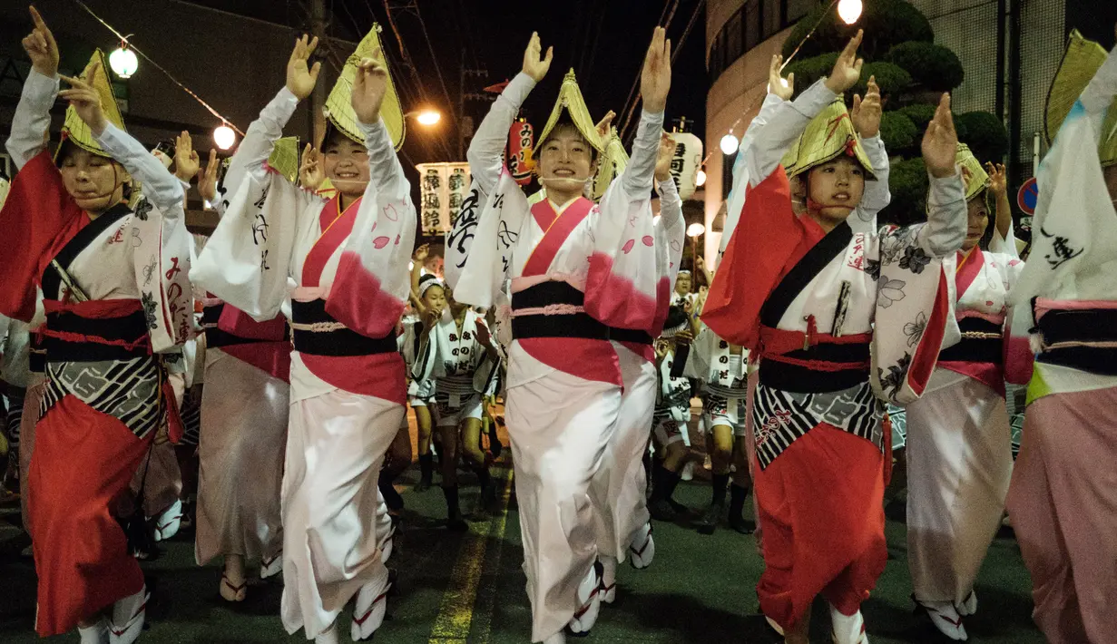 Sejumlah penari tampil di jalan Ikeda saat festival Awa Odori di Kota Miyoshi, Jepang (16/8). Para penari Awa Odori datang dari berbagai kalangan. (AFP Photo/Yasuyoshi Chiba)