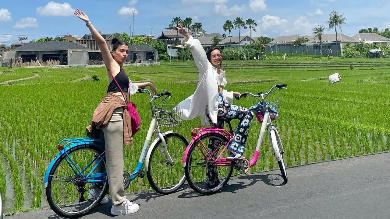 Beby Tsabina dan Cassandra Lee menikmati liburan di Bali (Foto: Instagram/@bebytsabina)