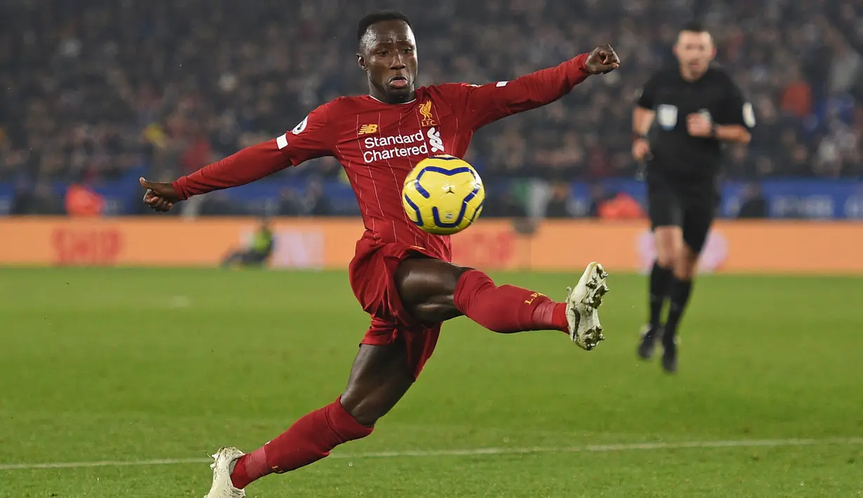 Gelandang Liverpool, Naby Keita mengontrol bola saat menghadapi Leicester City pada laga Liga Inggris 2019/2020 di King Power Stadium, Leicester (26/12/2019). Naby Keita menjuarai Liga Inggris bersama Liverpool pada musim 2019/2020. Sebelum diboyong The Reds pada awal musim 2018/2019 dari RB Leipzig yang dibelanya pada 2016/2017 dan 2017/2018, Naby Keita pernah membela RB Salzburg pada musim 2014/2015 dan 2015/2016. (AFP/Oli Scarff)