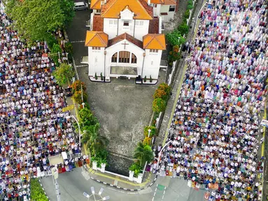 Umat Muslim melaksanakan salat Idul Adha 1446 Hijriah di kawasan depan Gereja Koinonia, Jatinegara, Jakarta Timur, Jumat (6/6/2025). (Liputan6.com/Herman Zakharia)