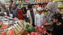 Direktur Pemberdayaan Konsumen Kemendag, Nina Mora (kanan), Direktur PT Hero Supermarket Tbk. Roy Soeradji, Presiden Komisaris Ipung Kurnia dan Ketua BPKN Ardiansyah Parman menjelaskan produk kepada anak-anak pada perayaan HUT ke-48 Hero Group di Jakarta, Jumat (23/8/2019). (Liputan6.com/HO/Eko)