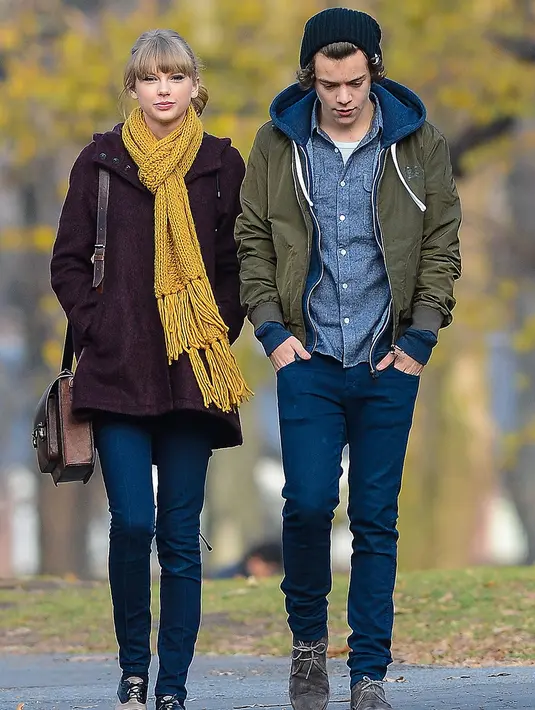 Taylor Swift memang sering banget curhat tentang mantan di lagunya. Namun nggak ada yang lebih kejam dari lagu Style yang menggambarkan Harry Style. (Getty Images - Cosmopolitan)