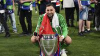Kiper Paris Saint-Germain,&nbsp;Gianluigi Donnarumma, tampil impresif saat timnya menang 5-0 atas Inter Milan pada final Liga Champions di Allianz Arena, Minggu (1/6/2025) dini hari WIB. Donnarumma pun akhirnya merasakan trofi juara Liga Champions. (AP Photo/Luca Bruno)