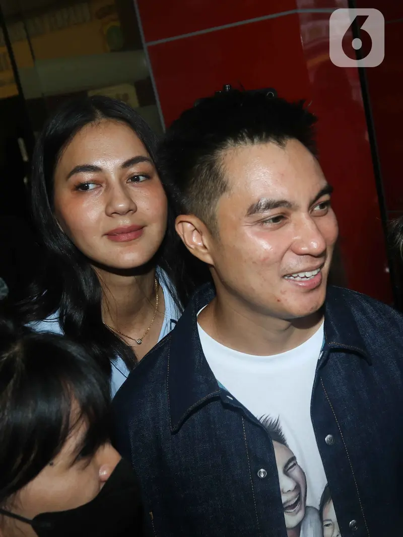 Ekspresi Baim Wong dan Paula Verhoeven Usai Diperiksa Kasus Prank KDRT