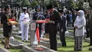 Presiden RI, Joko Widodo bersama Wapres Jusuf Kalla dan Mensos Khofifah Indar Parawansa berdoa usai menaburkan bunga di Taman Makam Pahlawan Nasional Kalibata saat memperingati Hari Pahlawan 2017, Jakarta, Jumat (10/11). (Liputan6.com/Pool)